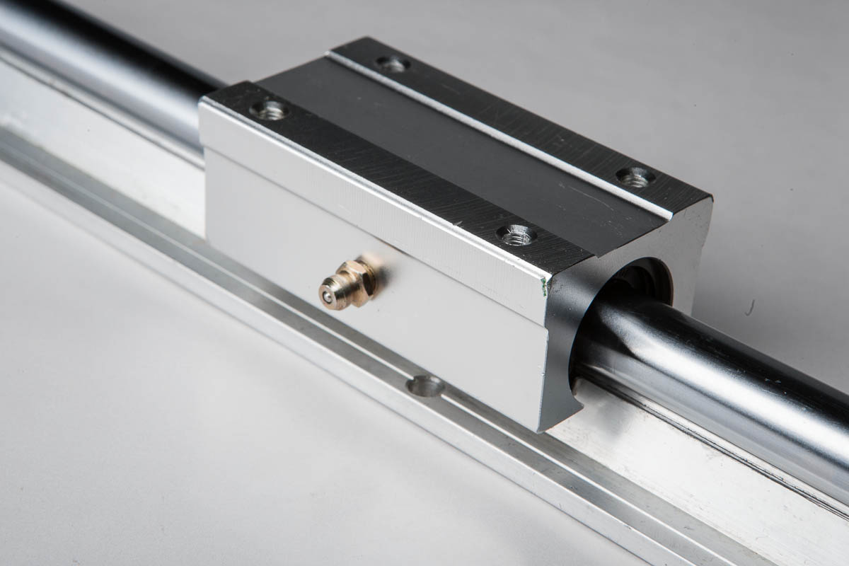 Каретка SBR16LUU на рельсе