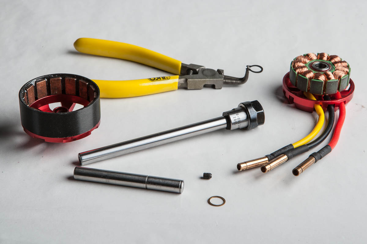 Разобранный двигатель и инструменты